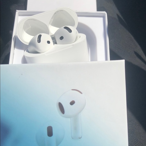 ✨Preloved✨Apple AirPods 4th Gen ✨Active Noise...
